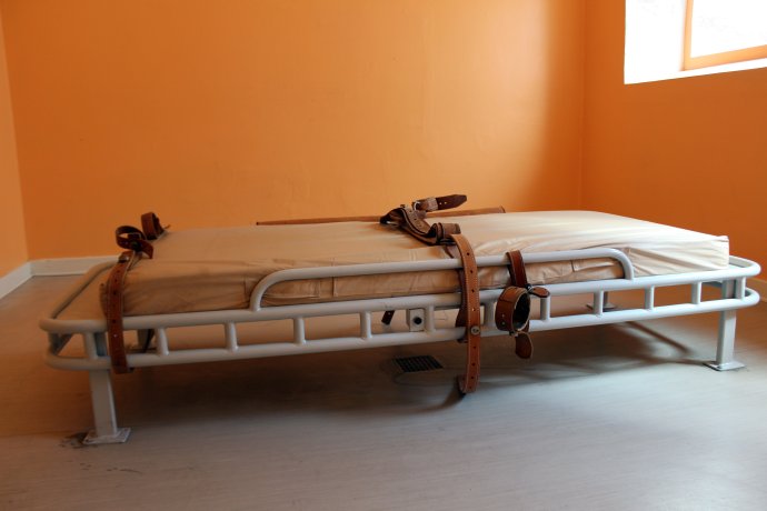 Několik bývalých pacientů bohnické nemocnice, s kterými Deník N mluvil, se svěřilo, že při hospitalizaci byli kurtováni. Ilustrační foto: Adobe Stock