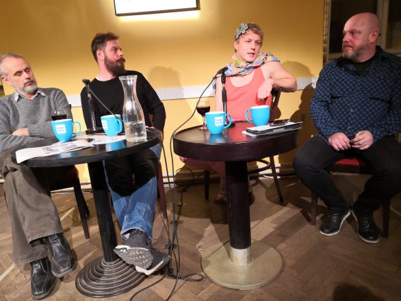 Když se šéfredaktor kanálu Voxpot Vojtěch Boháč hodinu před začátkem debaty v divadle Husa na provázku dozvěděl, že v panelu není žádná diskutující žena, převlékl se demonstrativně do ženského oblečení. Foto: Majda Slámová
