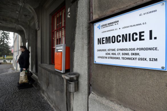 Lužická nemocnice v Rumburku a seznam jejích oddělení v březnu 2017. Gynekologie je dnes už jen součástí chirurgického oddělení. Foto: Libor Zavoral, ČTK