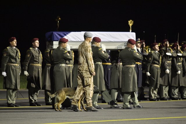 Vojáci nesou rakev s ostatky zastřeleného psovoda Tomáše Procházky. Foto: ČTK