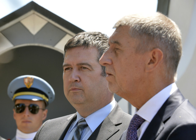 Vicepremiér Jan Hamáček a předseda vlády Andrej Babiš po jednání s prezidentem v Lánech. Foto: ČTK