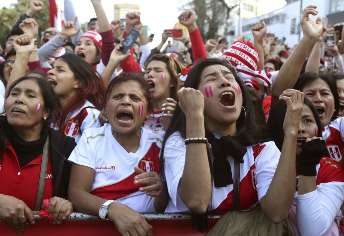 V Peru se vášnivě zajímají o fotbal i ženy. Navzdory prohře s Brazílií měly v posledních dnech mnoho důvodů k radosti.Foto: Martin Mejia, AP / ČTK