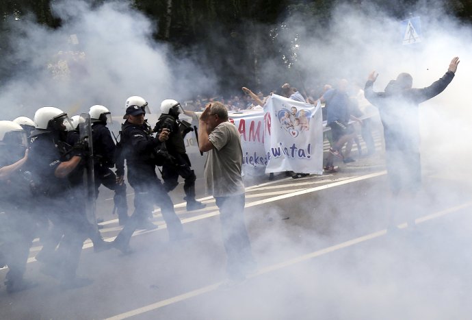 Proti fotbalovým chuligánům, kteří se v polském Bělostoku o uplynulém víkendu pokusili narušit LGBT průvod, zasáhla policie slzným plynem. Foto: ČTK/AP/STR