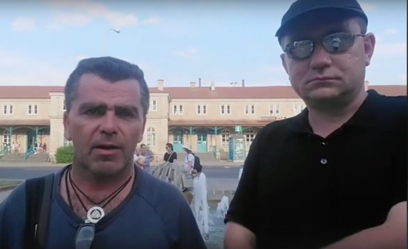 Nezávislí nacionalisté hlídkují ve vlacích u českých hranic. Foto: Repro YouTube