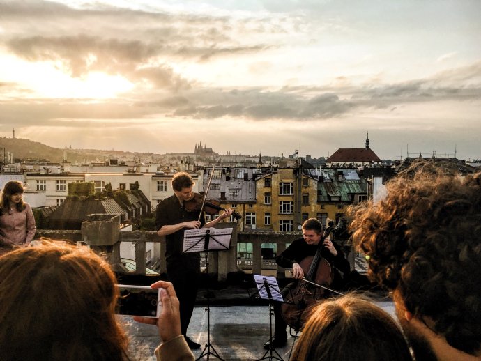 Violoncellista Jamník a houslista Špaček na střeše Lucerny. Foto: Vážný zájem