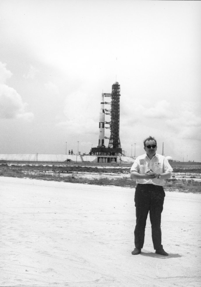 Karel Pacner v červenci 1969 na Kennedyho mysu, v pozadí Saturn V. Foto: archiv K. Pacnera.