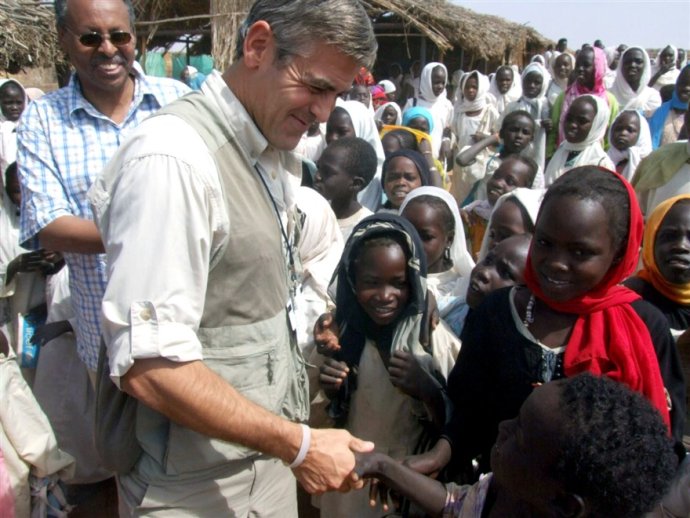 Herec George Clooney při návštěvě mise OSN UNAMID v súdánském Dárfúru v roce 2008. Foto: Sherren Zorba, UNAMID