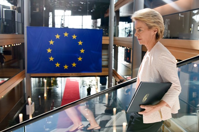 Ursula von der Leyenová v sídle Evropského parlamentu u evropské vlajky. Foto European Union, 2019, EC – Audiovisual Service