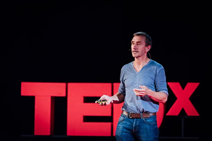 Britský biolog Dave Goulson při svém vystoupení na bratislavském TEDx. Foto: TEDxBratislava