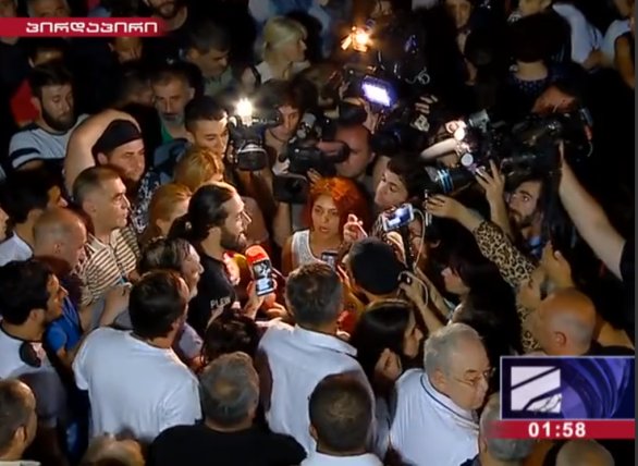 Gruzínská televize Rustavi 2 přenášela nejdřív demonstraci pod okny redakce živě, pak ale musela vysílání s ohledem na bezpečnost novinářů ukončit. Zdroj: Rustavi 2