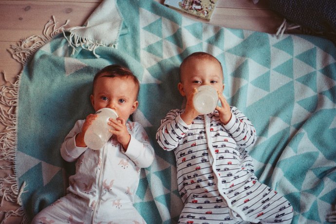 Dvojčata narozená v New Yorku nepojí žádný příbuzenský vztah k sobě navzájem, ani k jednomu z rodičů. Foto: Jens Johnsson, Unsplash
