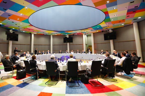 Kulatý stůl s 28 lídry členských zemí EU během summitu 30. 6. – 1. 7. Foto: Evropská unie
