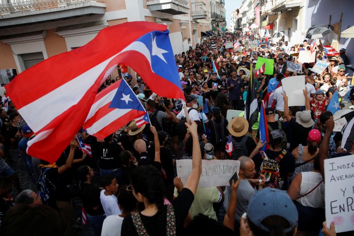 Protesty v ulicích hlavního města Portorika San Juan. Foto: Marco Bello, Reuters