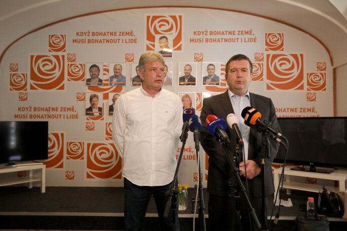 Předseda ČSSD Jan Hamáček a jeho zástupce Roman Onderka. Foto: Ludvík Hradilek, Deník N