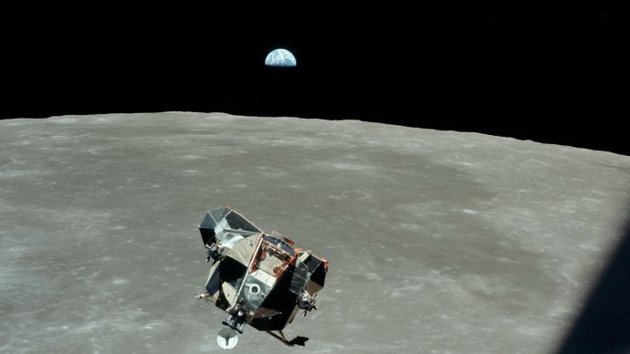 Lunární modul Eagle nad povrchem Měsíce. Nikdo než Michael Collins ho takhle nikdy neviděl. Foto: NASA