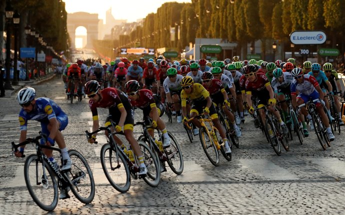 Finále letošní Tour de France v Paříži. Foto: Gonzalo Fuentes, Reuters