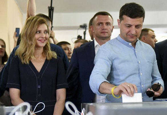 Prezident Volodymyr Zelenskyj slaví během půl roku další vítězství - jeho strana Služebník lidu vítězí v parlamentních volbách. Po prezidentově boku je jeho manželka Olena Zelenská. Zdroj: Tisková služba ukrajinského prezidenta