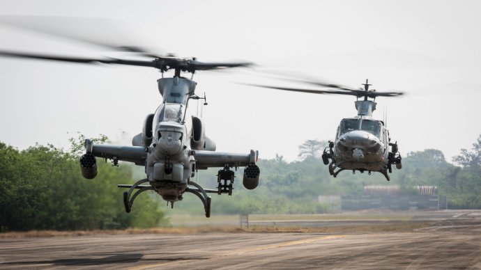 Vrtulníky AH-1Z Viper (v popředí) a UH-1Y Venom (vpravo) mají obdobný konstrukční základ, podobná je i řada dílů. Zastánci nákupu těchto strojů proto argumentovali, že to usnadní pořizování náhradních dílů a opravy. Na snímku jsou oba vrtulníky během cvičení v Thajsku. Foto: Námořní pěchota USA