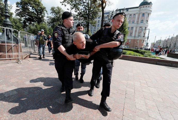 Ruská policie zasahuje proti demonstrantům v Moskvě. Foto: Reuters