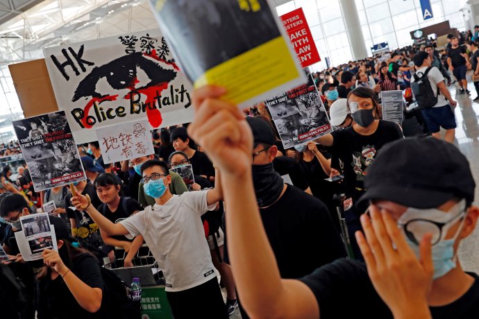 Masová demonstrace na Mezinárodním letišti Hongkong, pondělí 12. srpna. Foto: Tyrone Siu, Reuters