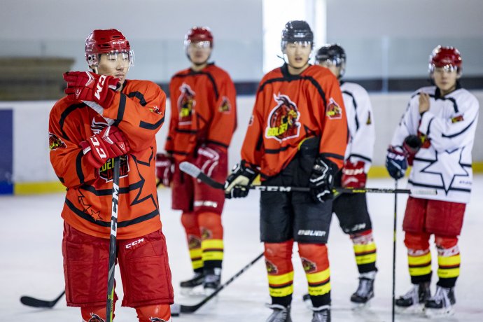 Čínští hokejisté se připravují v Kladně na soutěžní zápasy ve třetí nejvyšší české lize. Foto: Gabriel Kuchta, DeníkN