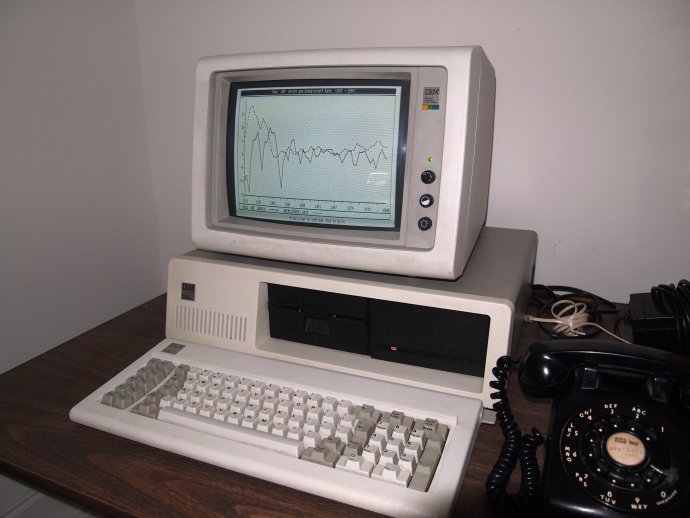 Svět koloběžek: osobní počítač IBM 5150 neboli první IBM PC. Foto: Fried Dough, Flickr