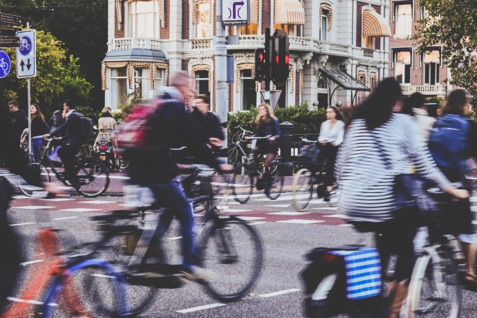 Cyklisté v hustém uličním provozu v Amsterdamu. Foto: Emilio Norali, Unsplash