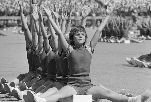 Československá spartakiáda, 1.generální zkouška na strahovském stadionu – záběr ze cvičení nejmladšího žactva, 1975. Foto: ČTK