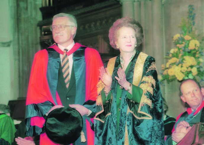 V roce 1996 převzal tehdejší premiér Václav Klaus čestný doktorát buckinghamské univerzity z rukou její čestné rektorky, bývalé britské premiérky Margaret Thatcherové. Foto: ČTK