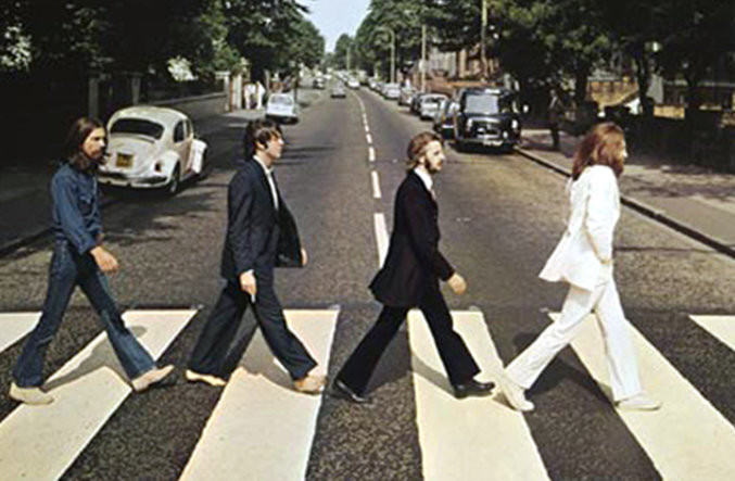 Ikonický snímek byl před nahrávacím studiem v Abbey Road hotový za deset minut. Foto: Iain MacMillan, Snap Galleries