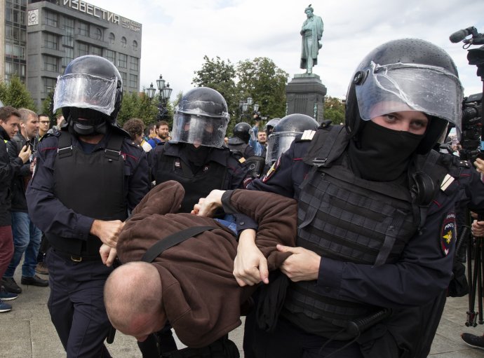 Na demonstracích na podporu Navalného jsou zadrženi jen ti nejaktivnější. Pro ostatní si policie přijde později domů. Foto: ČTK/AP