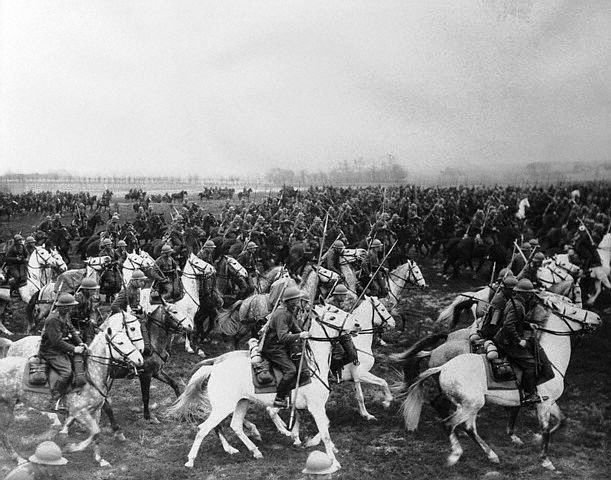 Jezdecké jednotky měly před druhou světovou válkou ve výzbroji všechny armády světa. Na snímku polští huláni během vojenských manévrů ve 30. letech. Foto: Wikimedia Commons