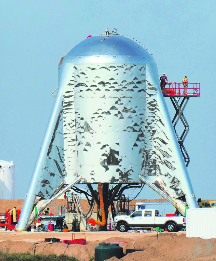 Starhopper si opravdu lze splést s vodní nádrží. Foto: SpaceX