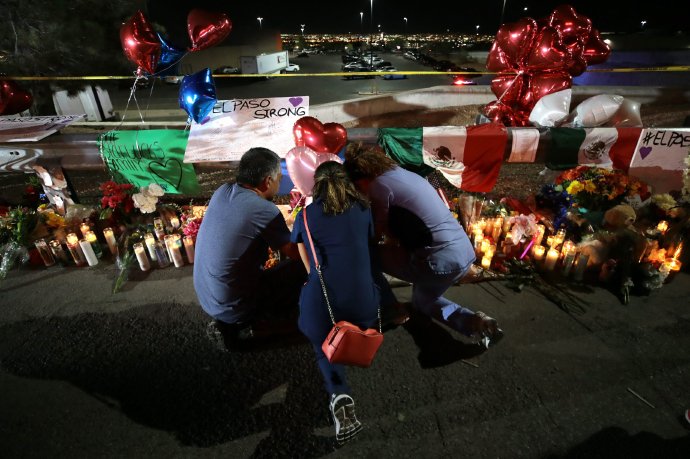 Lidé v El Pasu uctili památku 22 obětí. Foto: Mark Lambie, El Paso Times via Imagn Content Services, LLC, Reuters