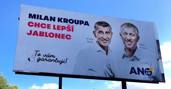 Nynější jablonecký primátor Milan Kroupa na předvolebním billboardu s Andrejem Babišem. Foto: Tomáš Tesař, Liberecké zprávy