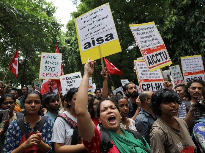 Protesty v Novém Dillí proti zrušení speciálního statusu Kašmíru. Foto: Anušrí Fadnavis, Reuters