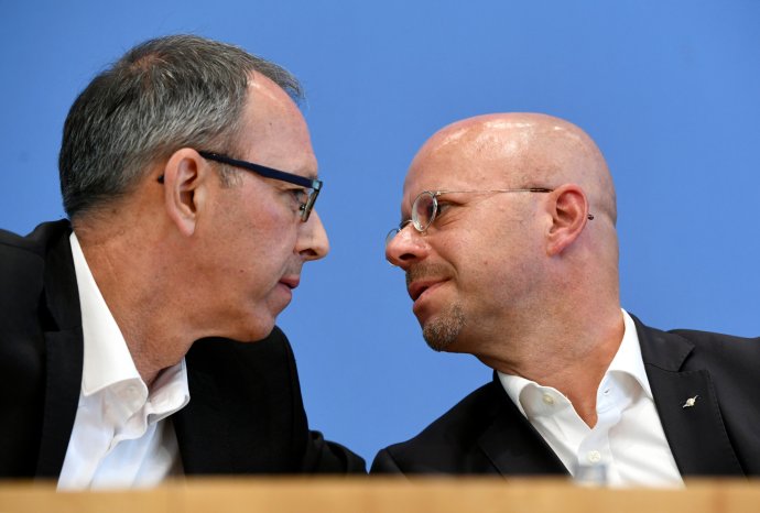 Lídři úspěšných kandidátek Alternativy pro Německo (AfD) Andreas Kalbitz ze Saska a Jörg Urban z Braniborska. Společná tisková konference v Berlíně 2. 9. 2019. Foto: Annegret Hilseová, Reuters