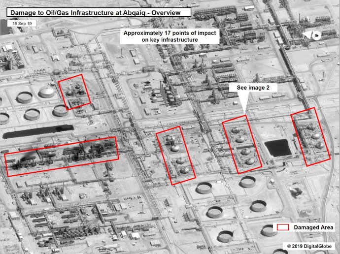 Satelitní snímek ukazující poškození zařízení na zpracování ropy saúdské státní společnosti Saudi Aramco v Abkajku. Foto: Vláda USA / Reuters