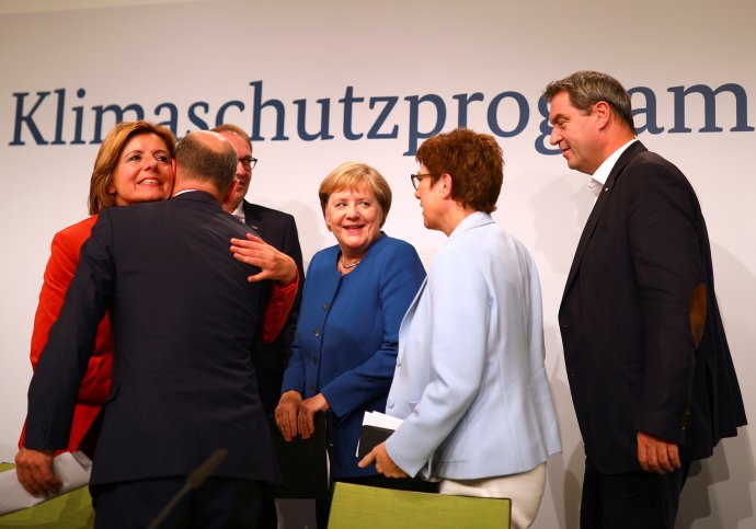 Německá vláda se po nočním jednacím maratonu dohodla na klimatických cílech země do roku 2030. Uprostřed kancléřka Angela Merkelová, vpravo předsedkyně její strany CDU Annegret Krampová-Karrenbauerová a ministr financí Olaf Scholz ze sociální demokracie (SPD). Vlevo dočasná šéfka SPD Malu Dreyerová a bavorský premiér a předseda CSU Markus Söder. Za nimi místopředseda poslaneckého klubu CSU Alexander Dobrindt. Tisková konference v muzeu budoucnosti Futurium v Berlíně, 20. 9. 2019. Foto: Hannibal Hanschke, Reuters