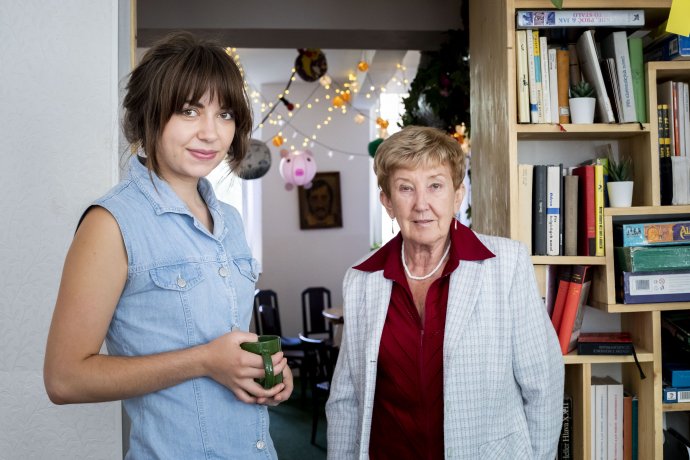 Anna Košlerová má se svou babičkou Alenou Maršálkovou blízký vztah a shodnou se ve většině témat. Foto: Gabriel Kuchta, Deník N