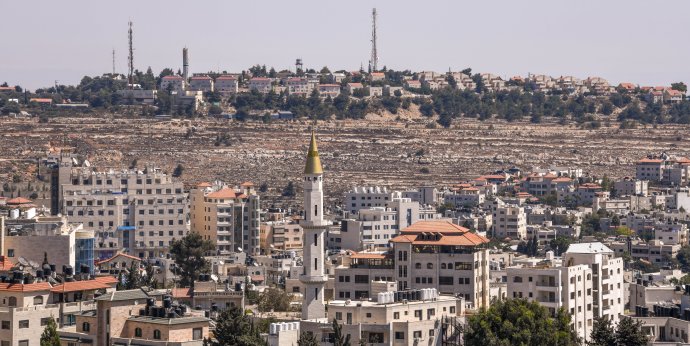 Izraelské osídlení na kopci nad Ramalláhem na palestinském Západním břehu Jordánu nedaleko Jeruzaléma. Foto: Fotolia