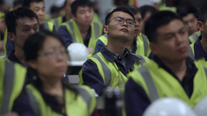 "Nejdůležitější věc není, kolik peněz vyděláme, ale jak tohle změní pohled Američanů na Číňany a Čínu," poslouchají zaměstnanci z Číny na setkání se svým vedením. Foto: Netflix