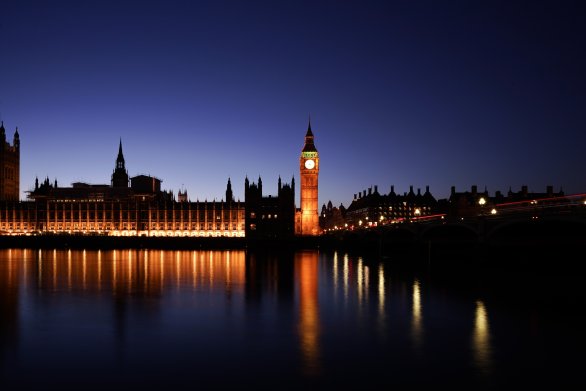 Britský parlament v noci. Foto: Tom Chen, Unsplash