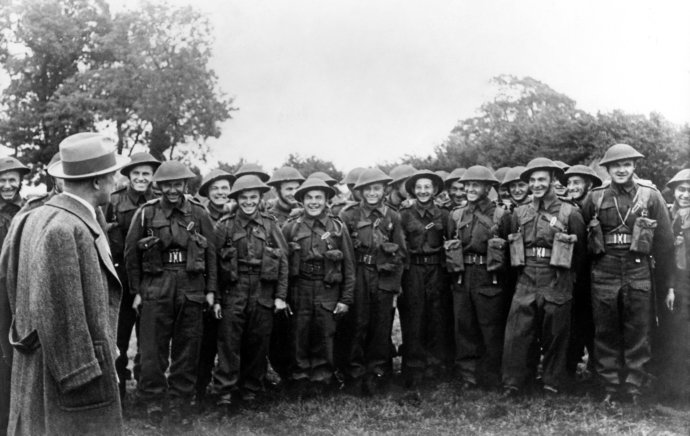 Na konci července 1940 propukla na britské vojenské základně v Cholmondeley vzpoura čs. vojáků podněcovaná komunisty. O měsíc později navštívil základnu Edvard Beneš. Vzpoura už byla zažehnána, většina jejích účastníků vstoupila do britských jednotek určených speciálně pro cizince. Foto: ČTK