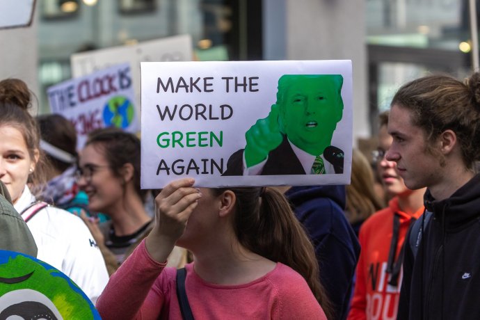 Více než čtyři miliony lidí se podle švédské ekologické aktivistky Grety Thunbergové zapojily do páteční celosvětové série stávek a demonstrací za lepší ochranu klimatu. Protestní akce se uskutečnily ve 163 zemích, napsala na Twitteru Thunbergová, která hnutí Fridays for Future (Pátky pro budoucnost) iniciovala. Na snímku účastníci demonstrace v německém Karlsruhe. Foto: ČTK/ZUMA/Pn1