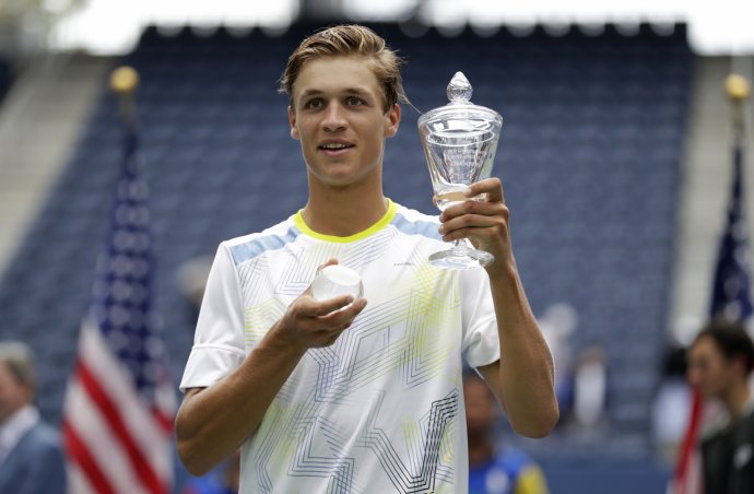 Jonáš Forejtek vyhrál v kalendářním roce 2019 tři juniorské grandslamové tituly, ten nejčerstvější z US Open získal v singlu, zatímco ve Wimbledonu a na Australian Open vyhrál ve čtyřhře. Foto: ČTK