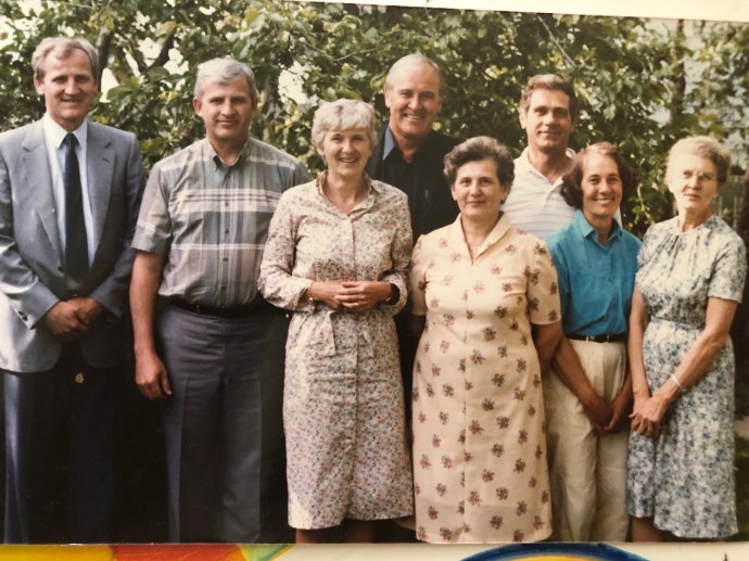 Sestry Jožinka (zcela vpravo) a Maryška (v modrém tričku) na rodinné fotografii z roku 1986, kdy se za nimi do Kanady poprvé přijela podívat jejich slovenská sestřenice Milka (nejmenší žena v popředí, čtvrtá zleva), moje babička. Jožinka pracovala celý život na farmě, Maryška trávila většinu volného času na golfu. Foto: rodinný archiv