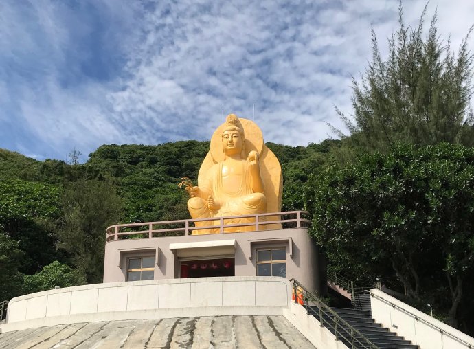 Zlatý Buddha shlíží ve své majestátnosti na Tchaj-wan. Foto: Jiří Dědeček