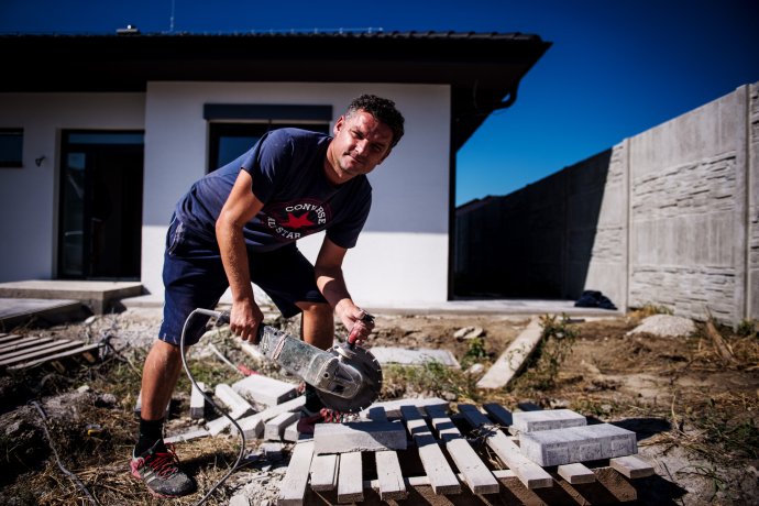 Bývalý slovenský reprezentant Ivan Hodúr teď pracuje na stavbě. Foto: Vladimír Šimíček, Denník N