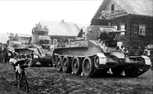 Lehké – a staré – sovětské tanky BT-5 při obsazování Polska v září 1939. Foto: Autor neznámý